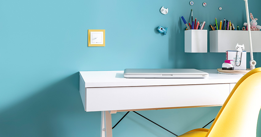 Seria DECO: ramka uniwersalna z tworzywa DECO Pastel Matt pojedyncza kanarkowa + mechanizm
łącznika jednobiegunowego w stylu amerykańskim biały. Producent: Karlik Elektrotechnik Sp. z o.o.