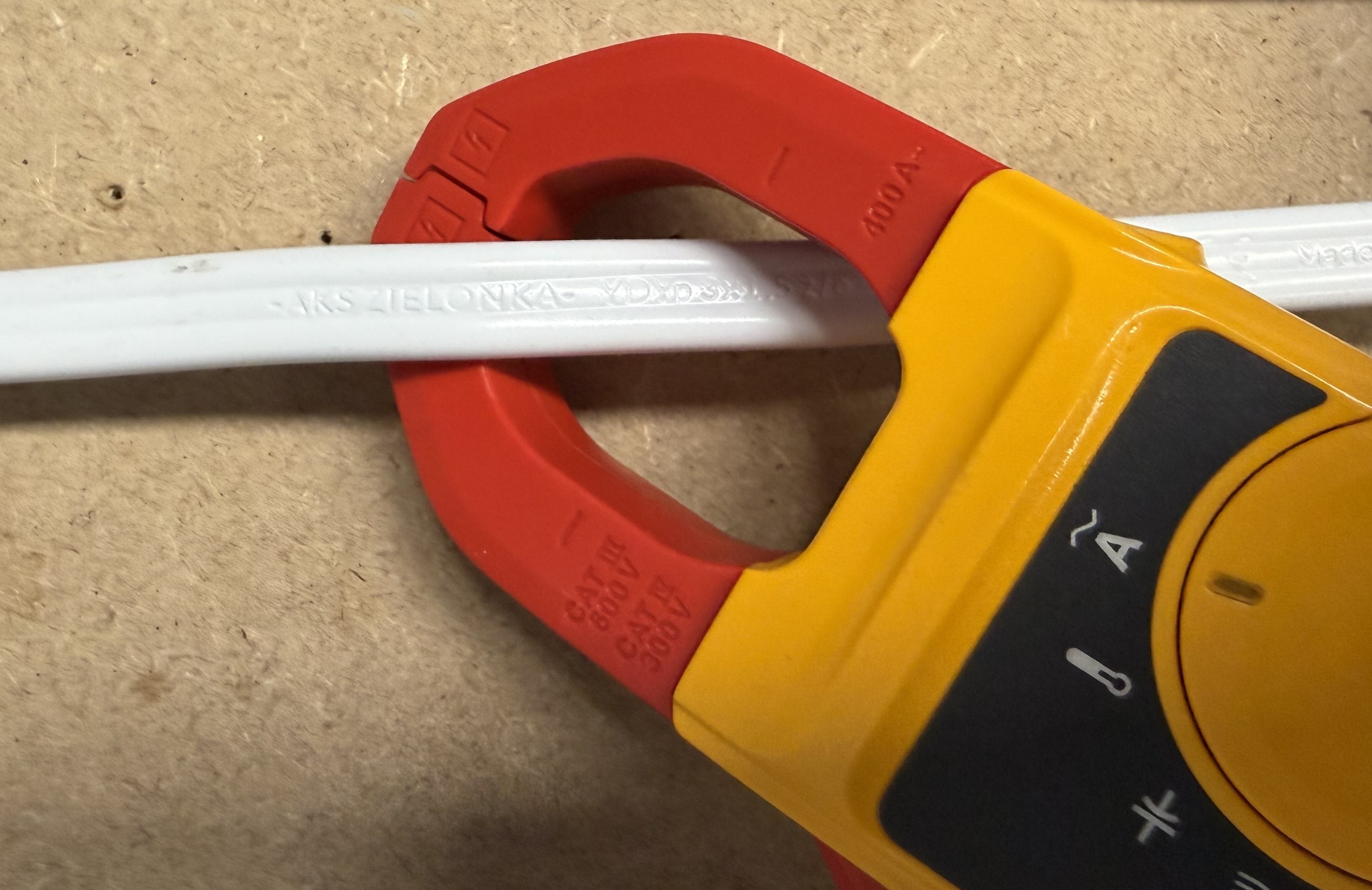 czym jest i jak działa miernik cęgowy