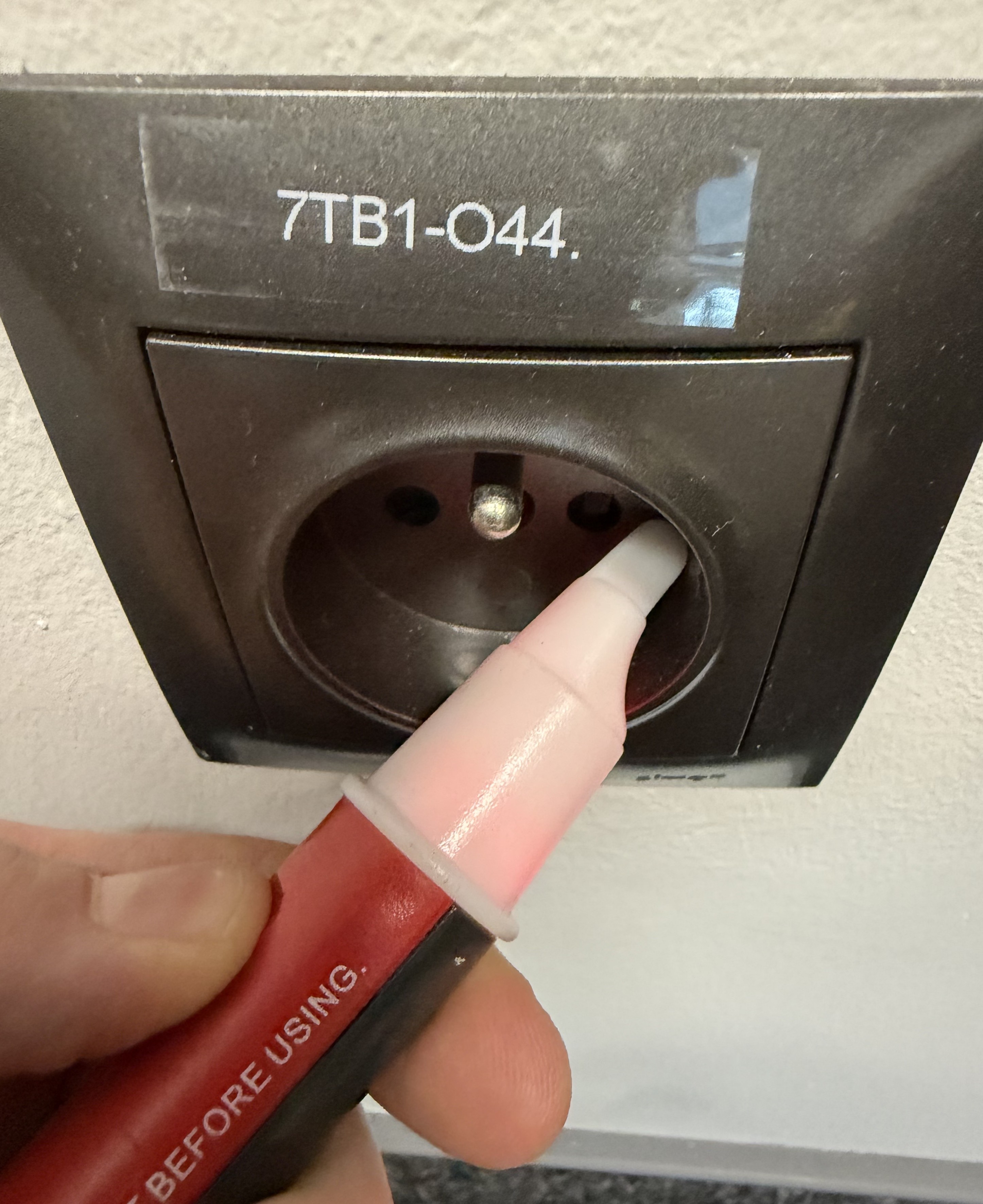 czym jest i jak jest zbudowany próbnik napięcia