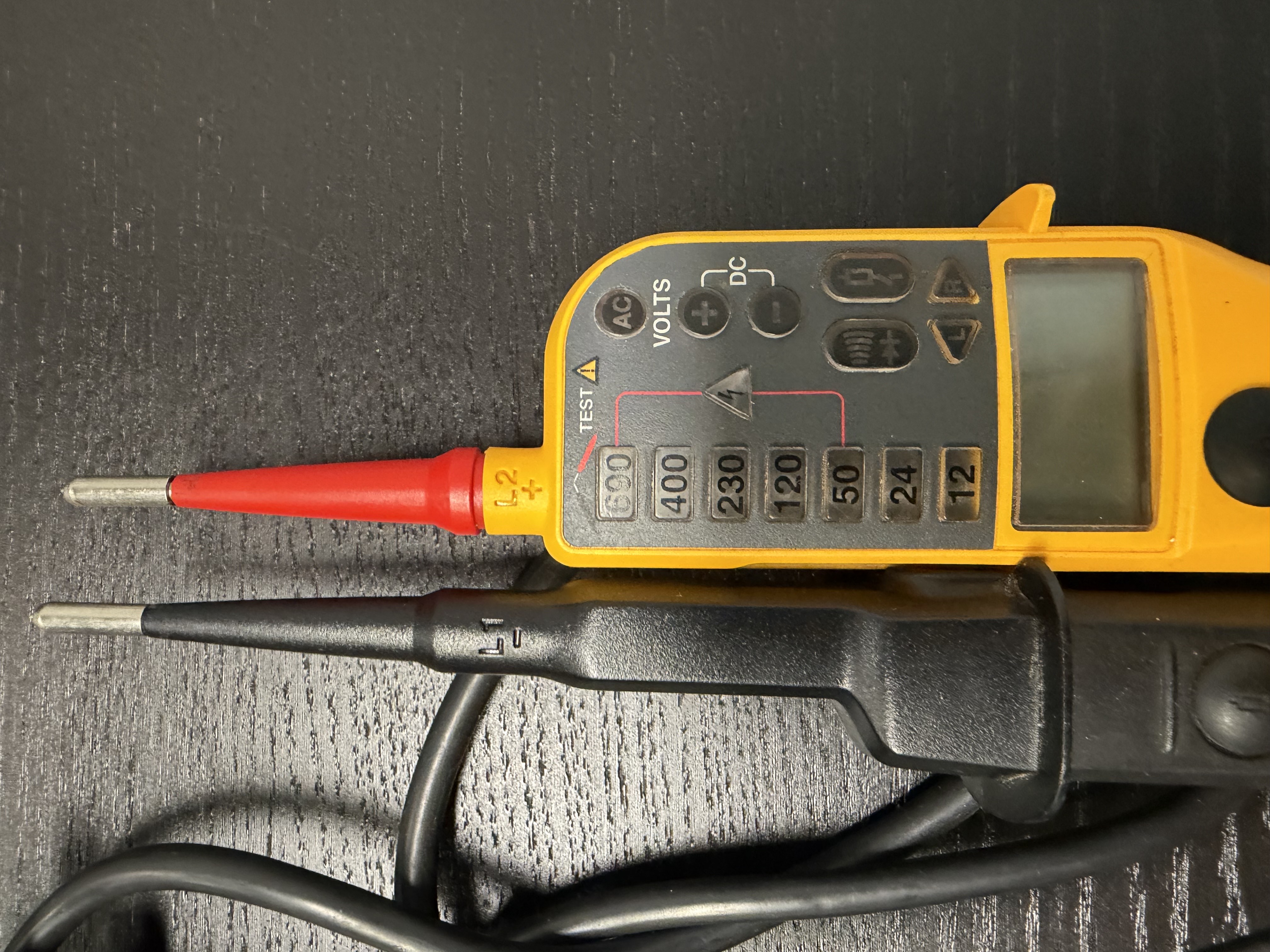 czym jest i jak jest zbudowany próbnik napięcia