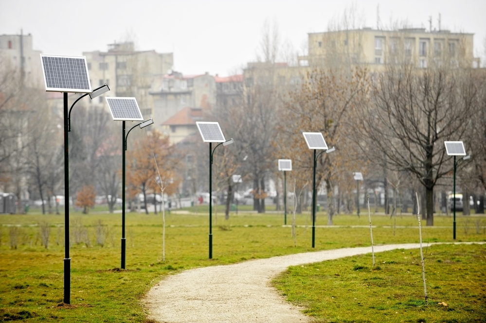 solarne lampy uliczne w parku