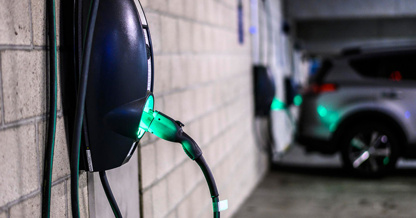 ładowanie samochodu elektrycznego